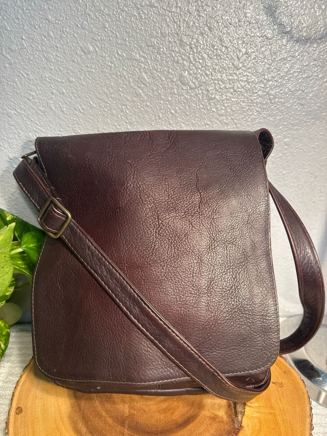 Le Donne Vintage Brown Leather Messenger Style Crossbody Bag