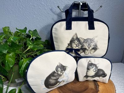 Unbranded Set Of Three Ivory Linen And Navy Blue Velvet Kitten Pouch Set NWOT