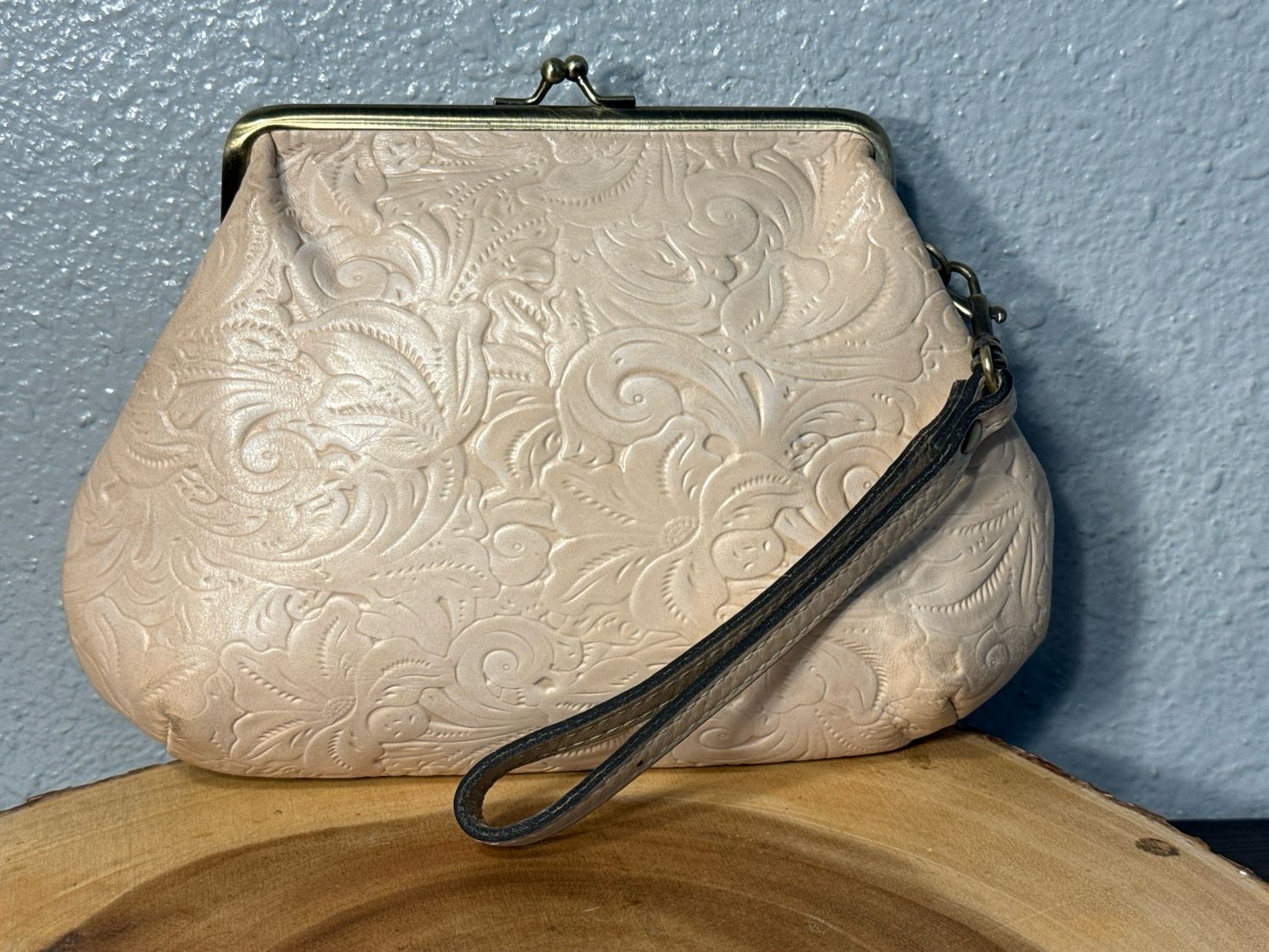 Patricia Nash Ivory Embossed Kiss Lock Wristlet Clutch Wallet
