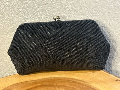 Richere Vintage Black Beaded Kiss Lock With Crystals Pouch