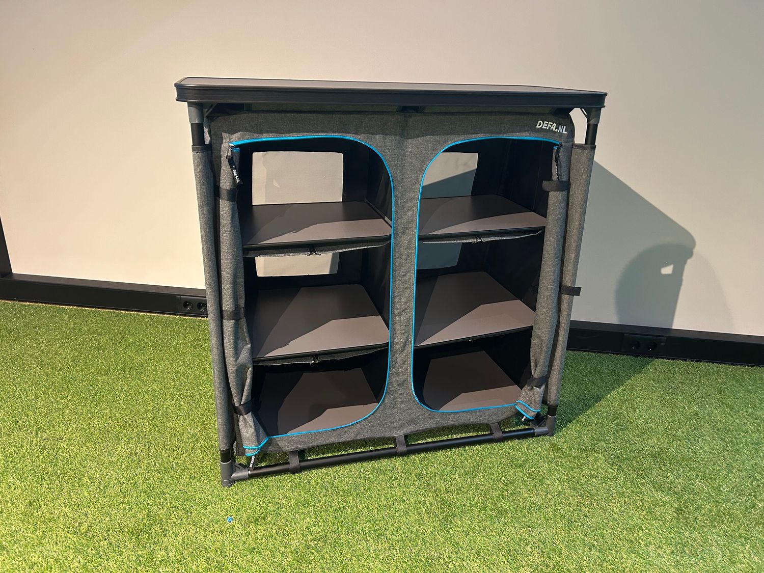 DEFA Blue Line Campingschrank mit abgeschrägter Rückseite 100 x 60 x 110 cm