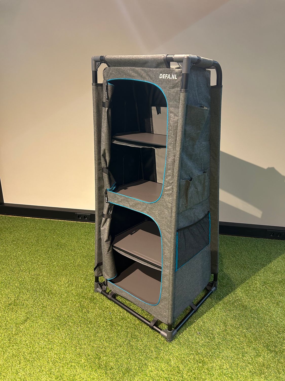 DEFA Blue Line 140 Campingschrank mit abgeschrägter Rückseite  60 x 60 x 140 cm