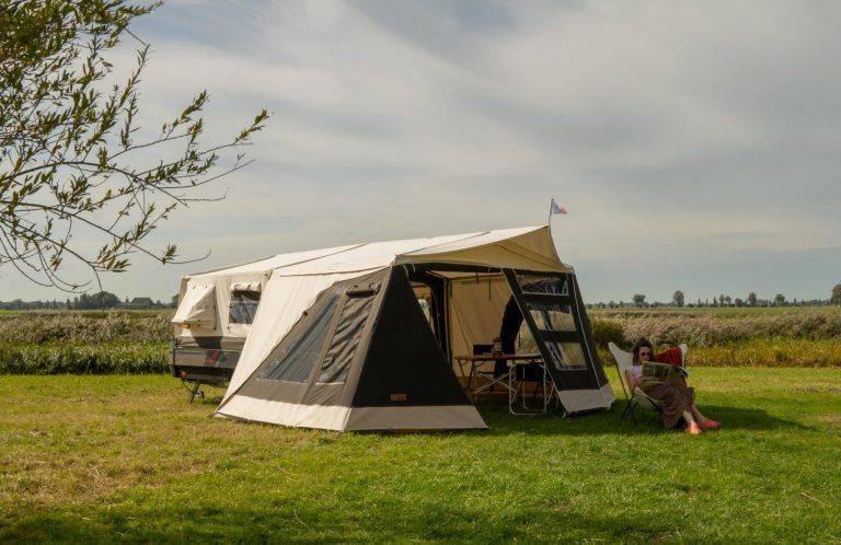 Combi-Camp Country beim Camping auf einer Wiese