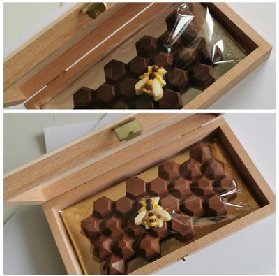 Imker Schoggi mit einem kleinen Glas Schweizer Bienenhonig