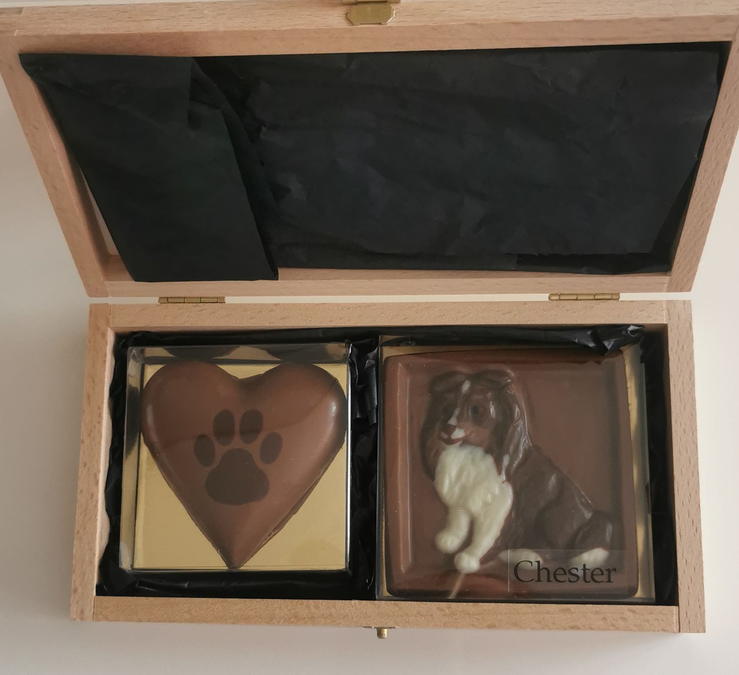 Pfötchen-Geschenk Holzbox, gefüllt mit einem Schoggihund und Pralinenherz mit Pfötchen oder 8 Hundepralinen