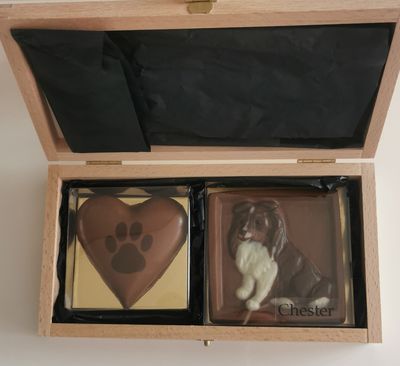 Pfötchen-Geschenk Holzbox, gefüllt mit einem Schoggihund und Pralinenherz mit Pfötchen oder 8 Hundepralinen