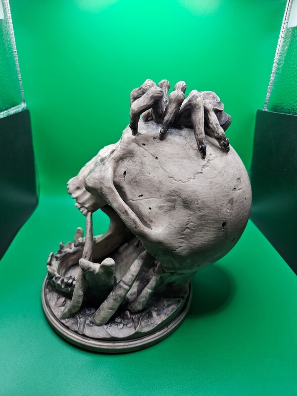 Deserts Kiss Skull Dice Tower / Display Piece