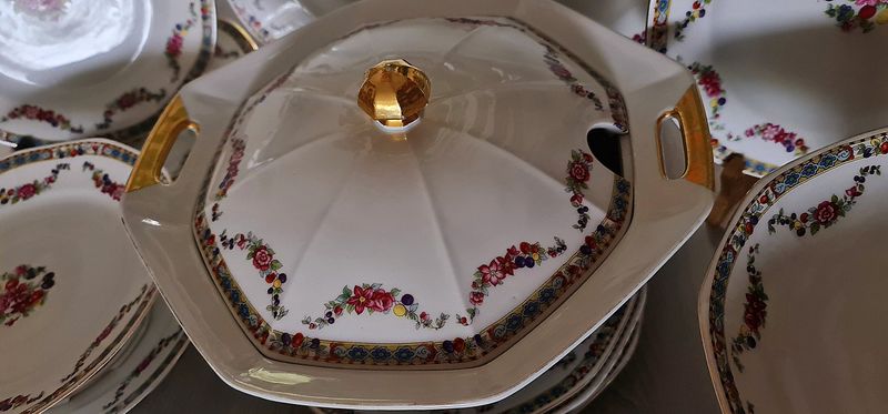 Antique Victoria China Dinner Set – Floral Garland, 37-Piece Set