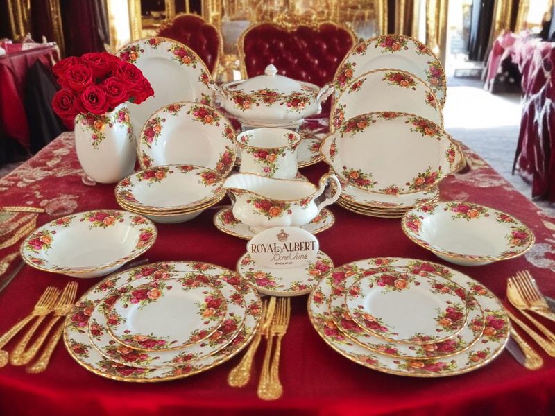 Royal Albert "Old Country Roses" 31-Piece Dinnerware Set for 6, English Bone China