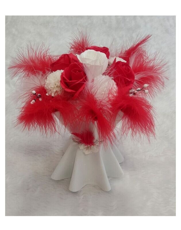 Bouquet rosas blancas y rojas con plumas