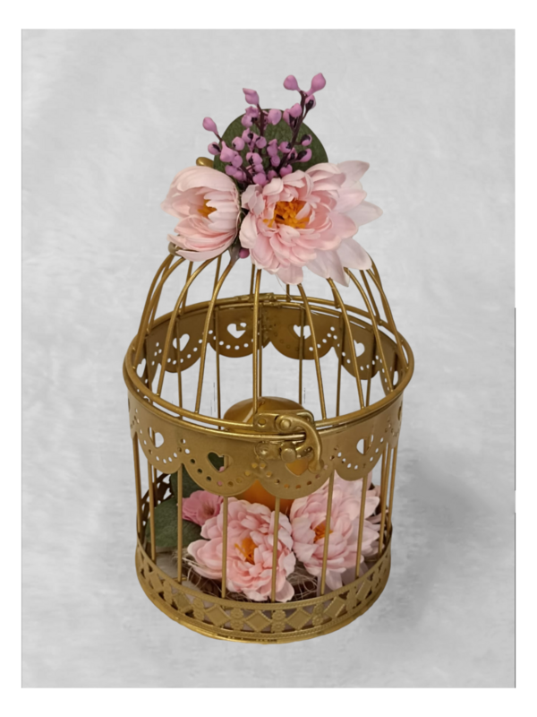 Jaula dorada con flores rosa
