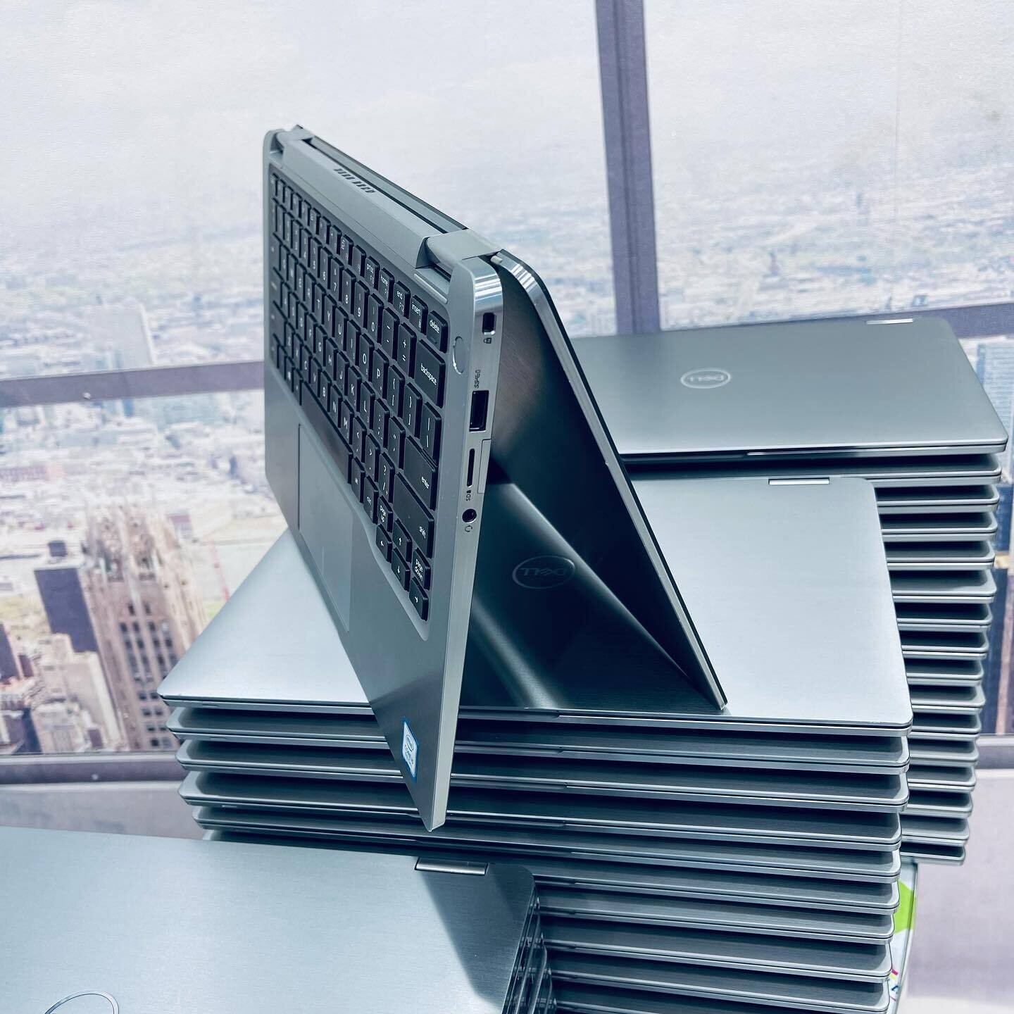 🛍️ Dell Latitude 7400 2-in-1 - 8th Gen. Intel Core i5 - 256GB SSD - 8GB RAM - 4GB Total Graphics - HDMI - Keyboard Light - Touchscreen - Facial Recognition - ₦275,000