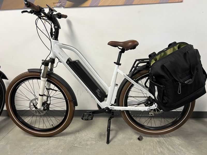 USED: Magnum Metro X w/ pannier