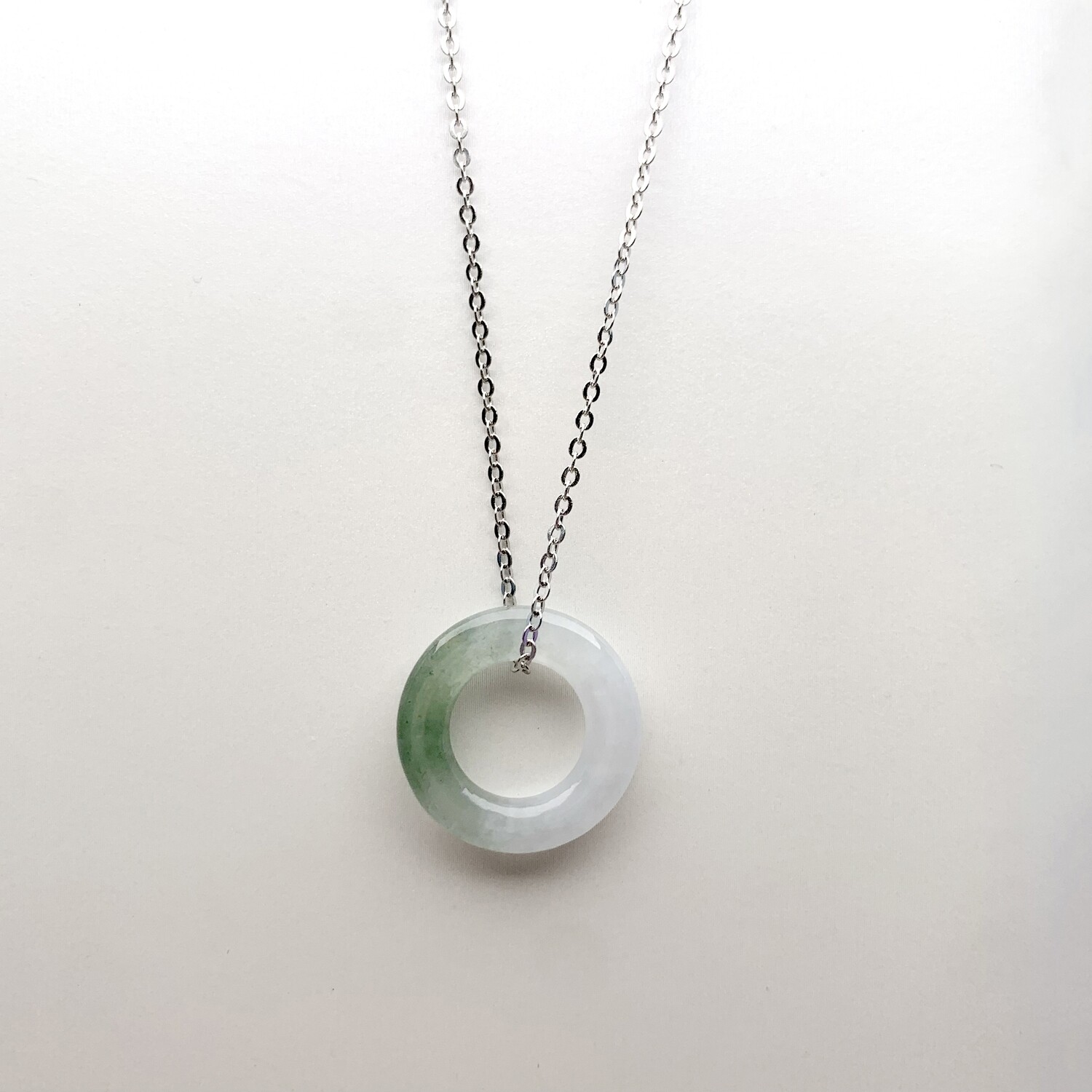 WHITE AND GREEN TRANSLUCENT JADEITE DONUT NECKLACE
冰白飄綠翡翠平安扣純銀項鏈頸鍊