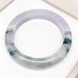 SMOKY LAVENDER AND GREEN TRANSLUCENT JADEITE ROUND BANGLE
冰糯淡煙紫帶彩翡翠圓條手鐲