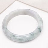 CRAVED WHITE AND GREEN JADEITE ROUND BANGLE
精工雕刻飄花翡翠手鐲