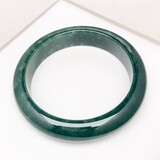 FOREST GREEN TRANSLUCENT JADEITE ROUND BANGLE
冰墨綠翡翠圓條手鐲