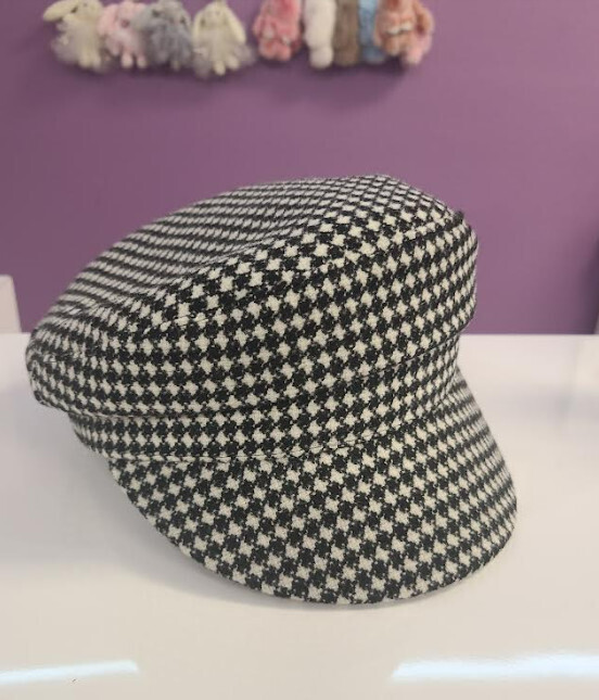 CT430   Cabbie Hat   Color:Blk/Wht