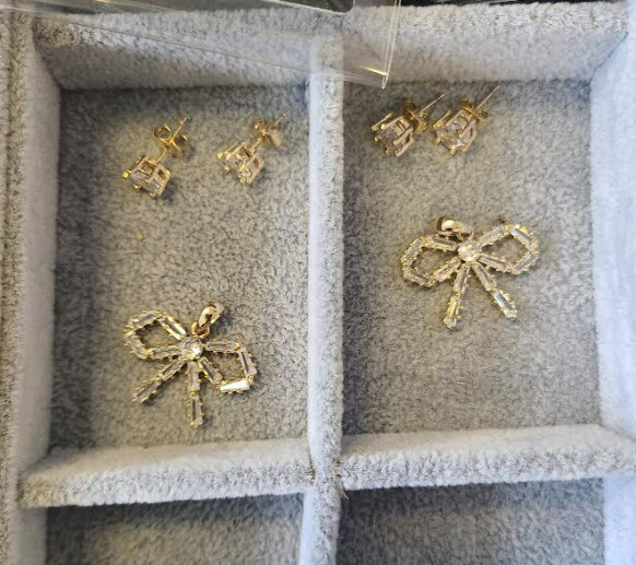 Bow and earring set