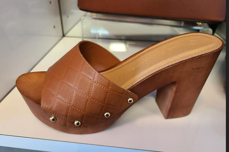 Kyrie-01B   Quilted Heel Clog Sandals 