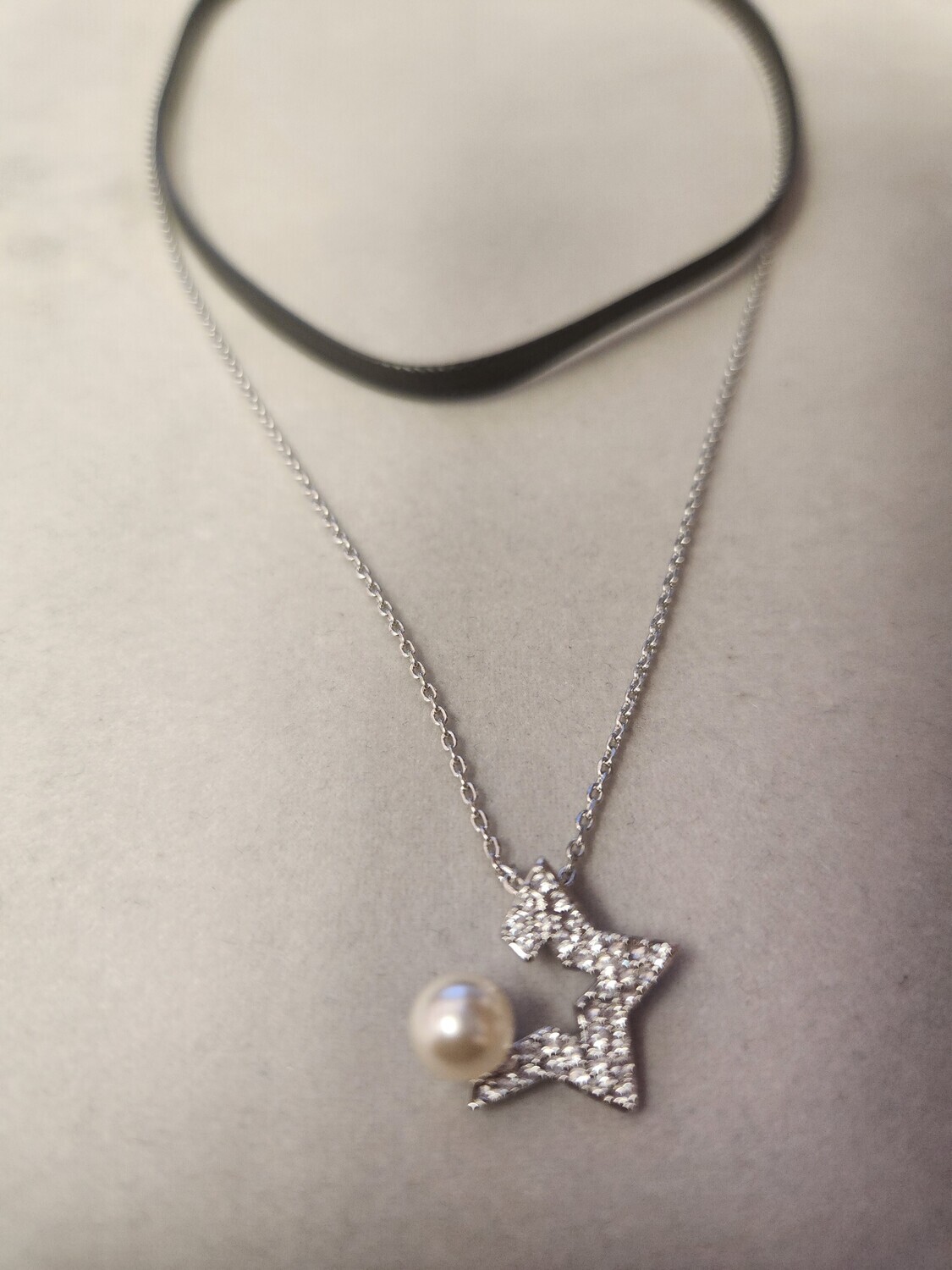 Black Chocker with open rhinestone star with pearl
