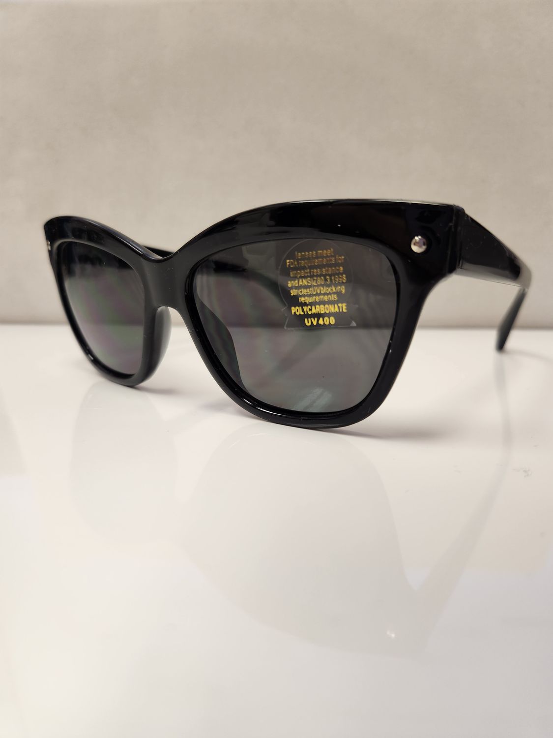 SG-4718   Classic Look Fashion Sunglasses, Color: Black/Smoke