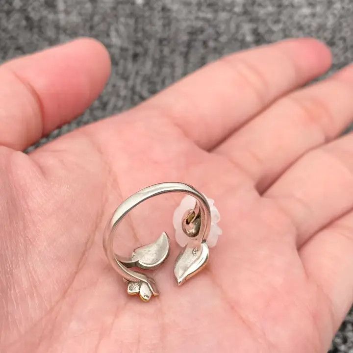 Vintage White Acrylic Flower Adjustable Metal Ring