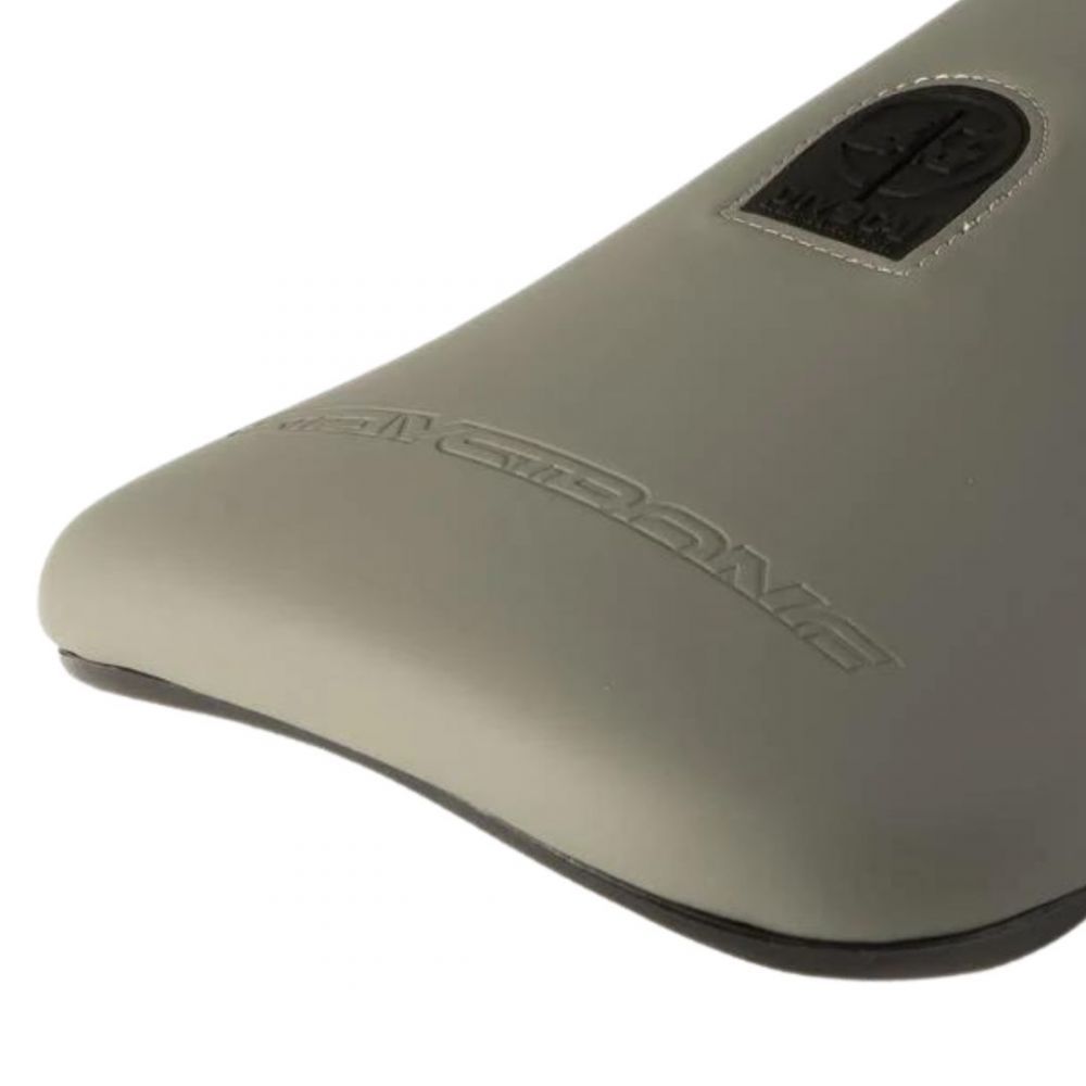 Selle Pivotal STAY STRONG Cutt Off Slim Gris