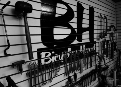 Logo Bicycles Huard sur le mur de l'atelier de mécanique vélo avec outillage professionnel à Beloeil