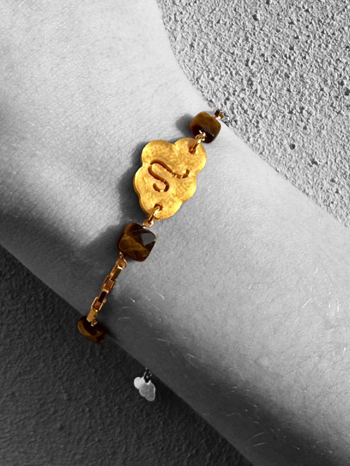 BRACCIALE LEONE : charme oro in PLA, catena in argento 925 placato oro giallo, charme quadrate di Occhio di Tigre.