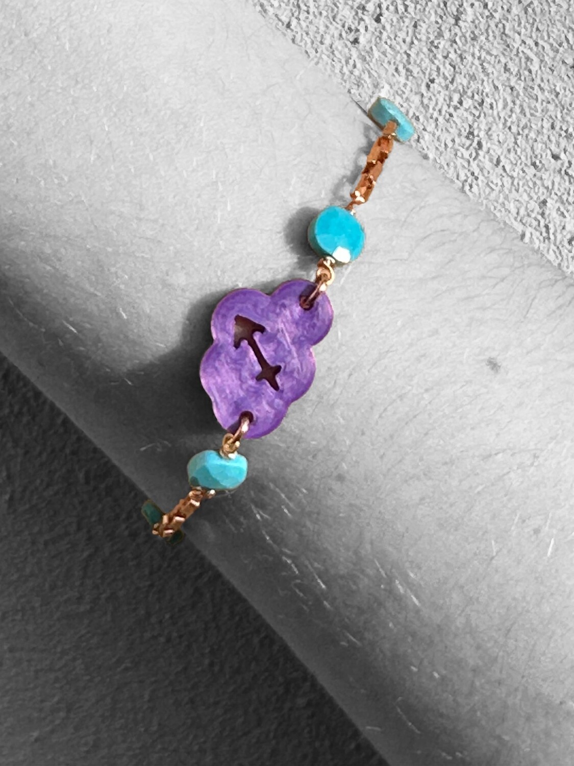 BRACCIALE SAGITTARIO : charme viola in PLA, catena in argento 925 placato oro rosa, charme quadrate in Turchese.