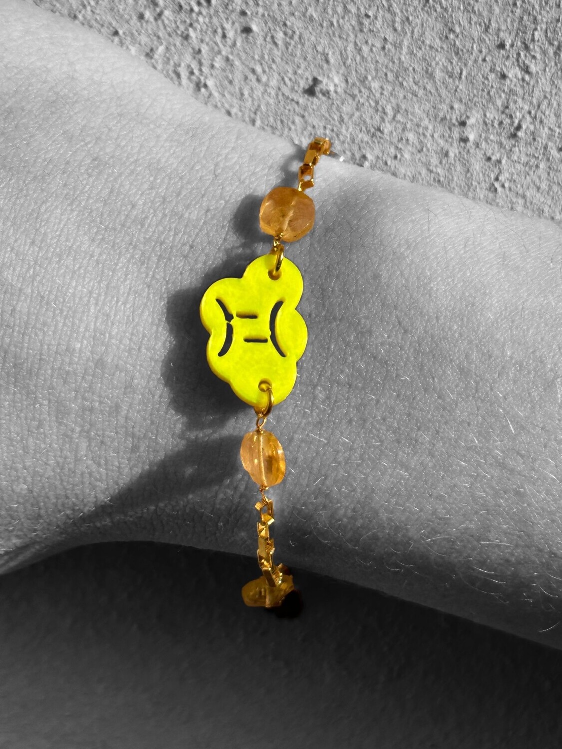 BRACCIALE GEMELLI : charme giallo in PLA, catena argento 925 placato oro giallo, charme quadrate di Quarzo Citrino.
