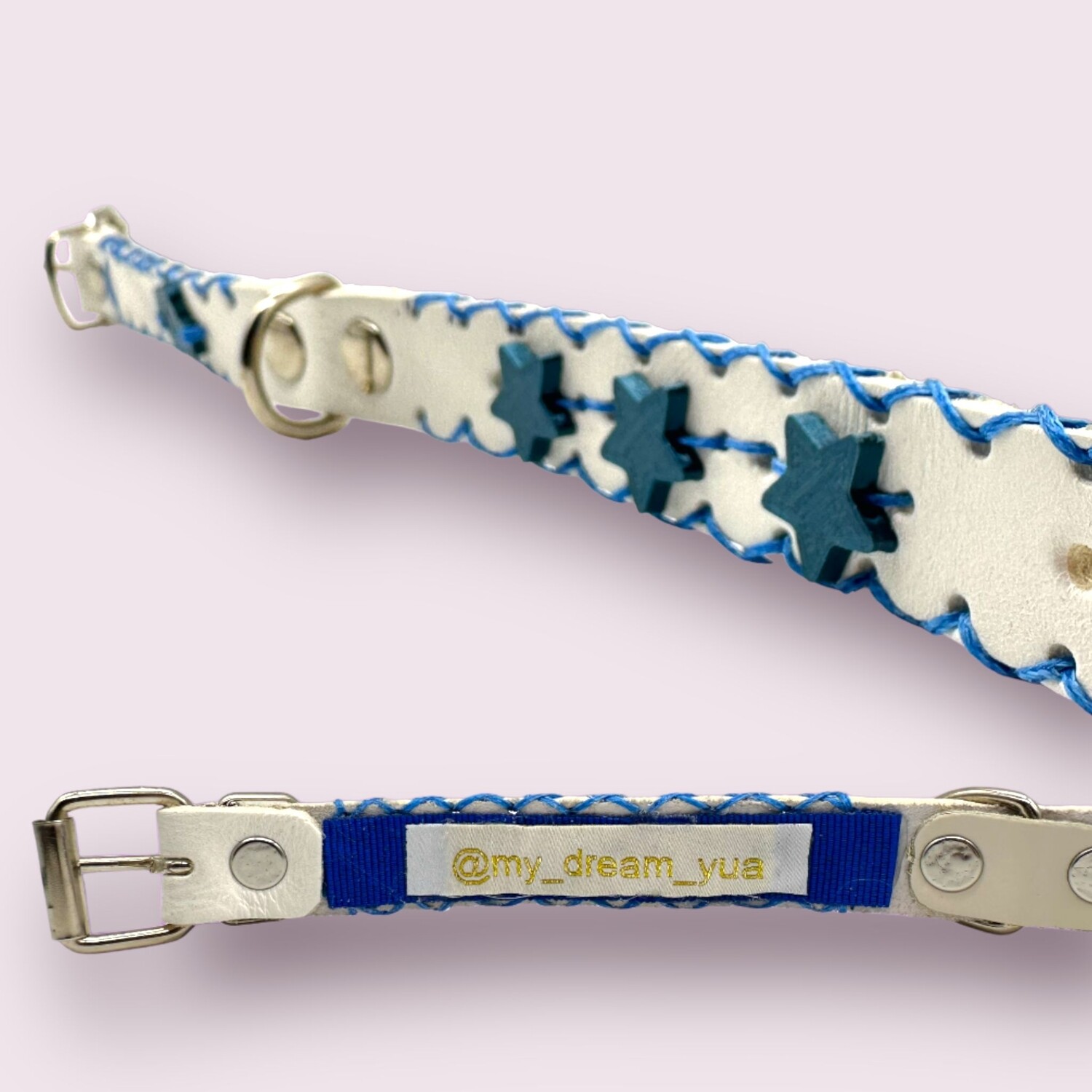 COLLARE in pelle bianca personalizzato con bordatura in contrasto azzurra e tre charme azzurre a forma di stelle in PLA. La taglia del collare è la XS COLLARE in pelle bianca personalizzato con bordatura in contrasto azzurra e tre charme azzurre a forma di stelle in PLA. La taglia del collare è la XS