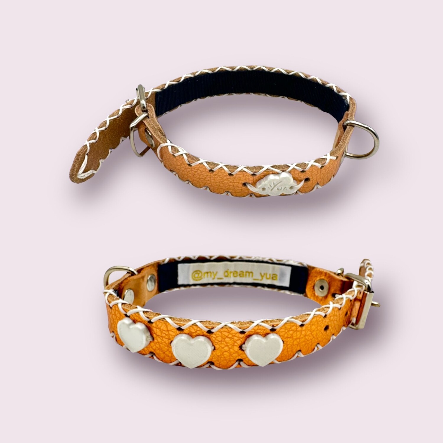 COLLARE in pelle martellata color oro rosa personalizzato con bordatura in contrasto bianca e tre charme a forma di cuori senza iniziali in PLA. La taglia del collare è la XS COLLARE in pelle martellata color oro rosa personalizzato con bordatura in contrasto bianca e tre charme a forma di cuori senza iniziali in PLA. La taglia del collare è la XS