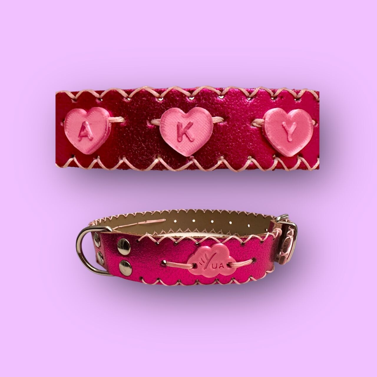 COLLARE in pelle rosa fucsia personalizzato con bordatura in contrasto rosa chiaro e charme a forma di cuore rosa con nome AKY. La taglia del collare è la M. COLLARE in pelle rosa fucsia personalizzato con bordatura in contrasto rosa chiaro e charme a forma di cuore rosa con nome AKY. La taglia del collare è la M.