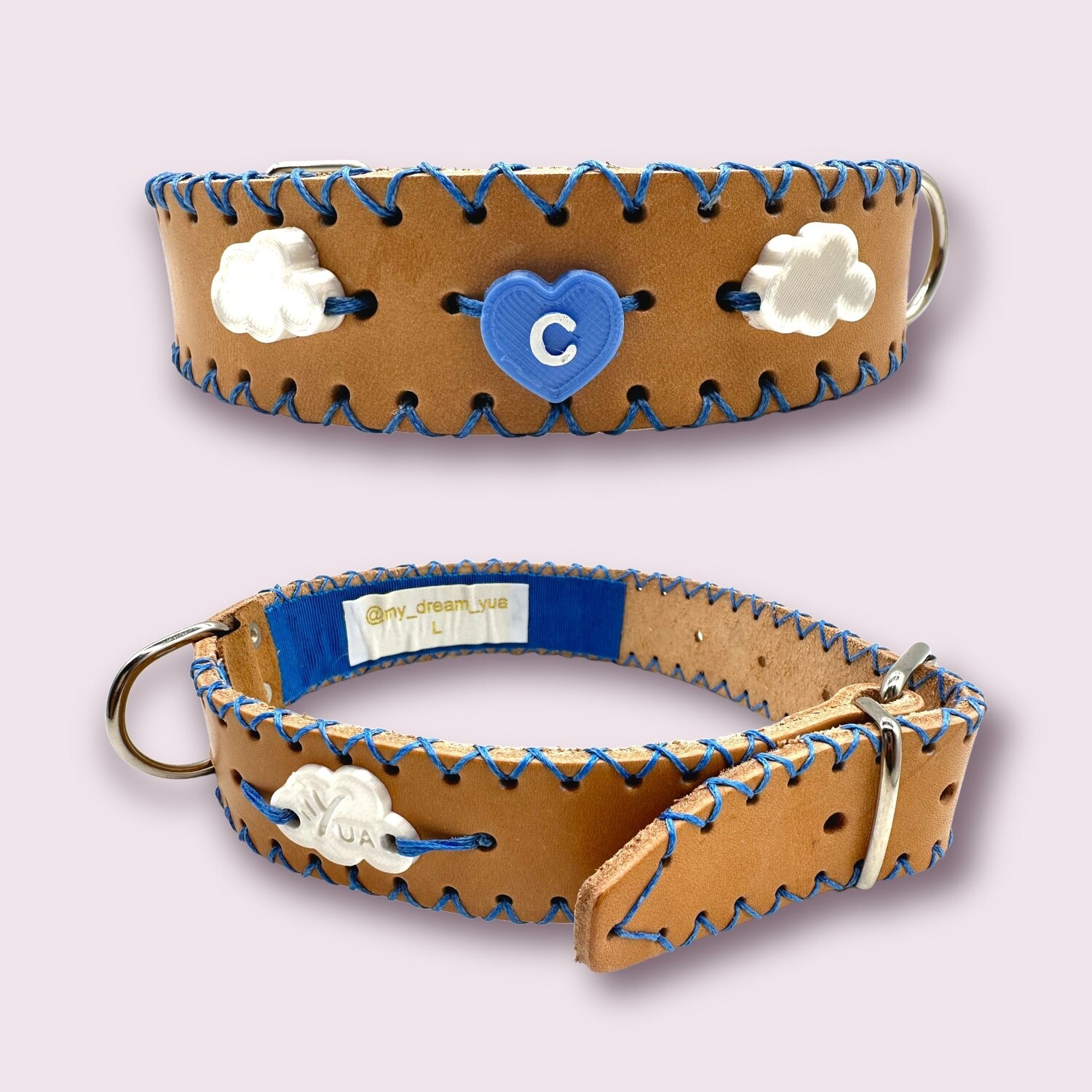 COLLARE in pelle color cuoio personalizzato con cuore con iniziale e due nuvolette in PLA. Taglia del collare L.