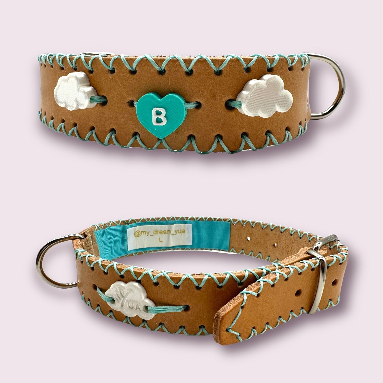 COLLARE in pelle color cuoio personalizzato con cuore con iniziale e due nuvolette in PLA. Taglia del collare L.