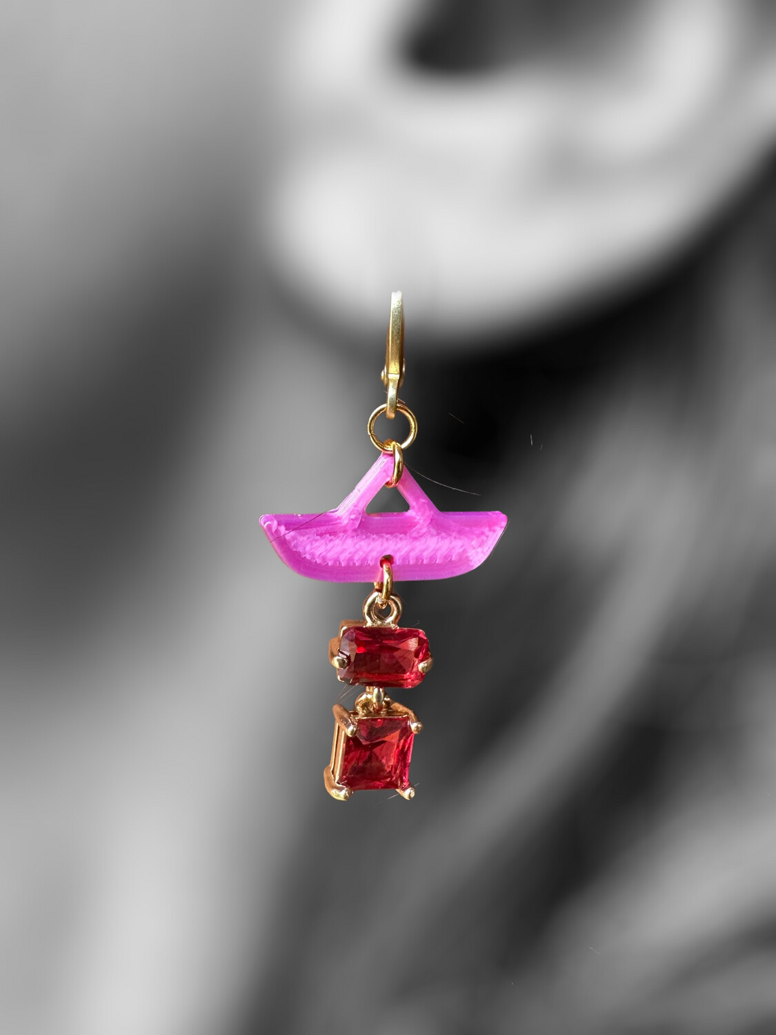 ORECCHINI pendenti con charme a forma di barchetta rosa in PLA e strass