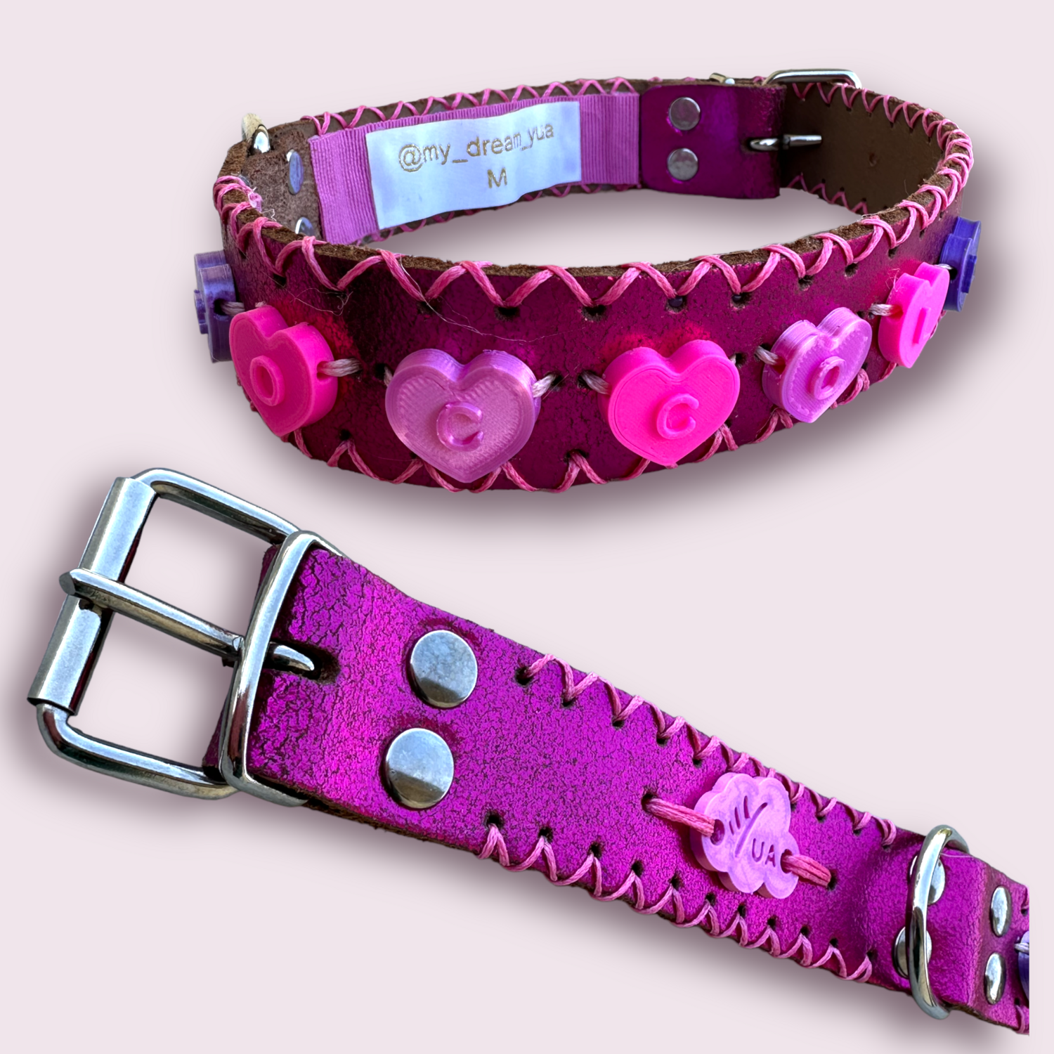 COLLARE in pelle color fucsia personalizzato con charme a cuore rosa che compongono la scritta coccola, tg del collare M