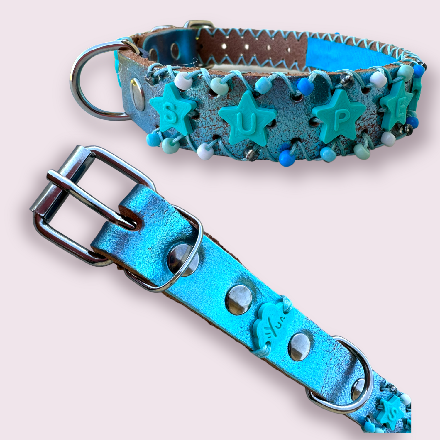 COLLARE in pelle turchese personalizzato con charme a forma di cuori tiffany che compongono la scritta “coccolami” in PLA e decorato con perline in contrasto COLLARE in pelle turchese personalizzato con charme a forma di cuori tiffany che compongono la scritta “coccolami” in PLA e decorato con perline in contrasto