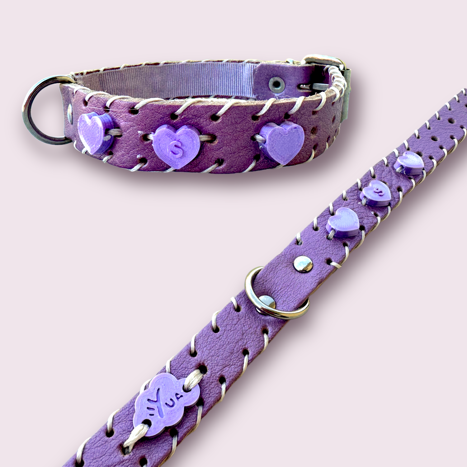 COLLARE in pelle color lilla personalizzato con charme a forma di cuore lilla il centrale con iniziale S. La tg del collare è la XS.