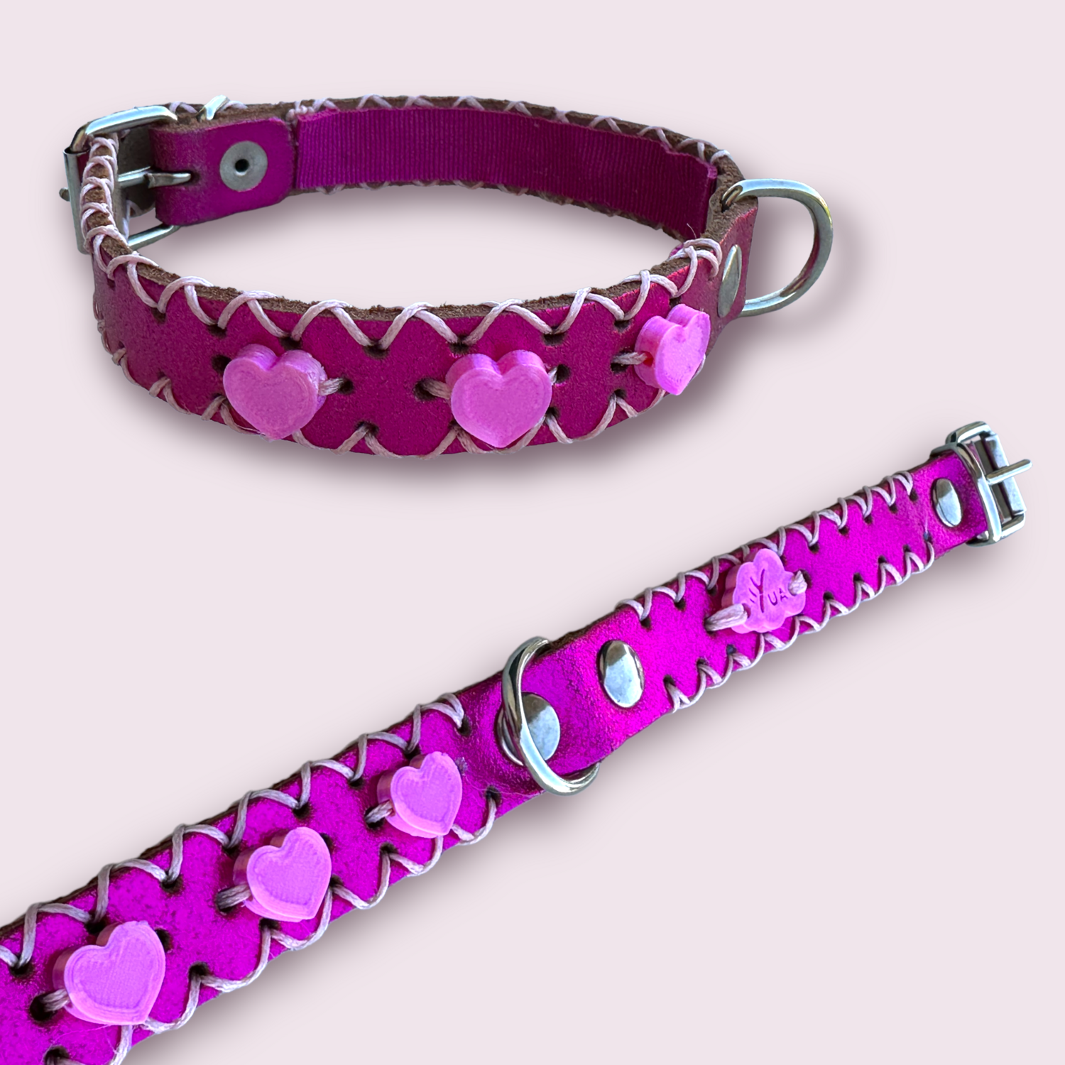 COLLARE in pelle fucsia personalizzato con charme a forma di cuori rosa in PLA