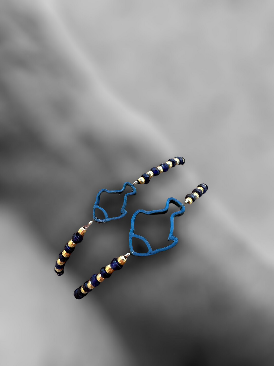 BRACCIALE elastico con pietre preziose : Zaffiro e rondelle in argento placato oro e charme a forma di pesciolino in PLA