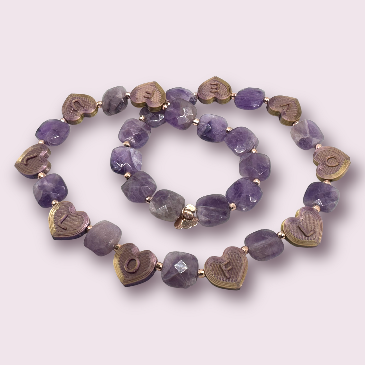 GIROCOLLO elastico con cuori in PLA con scritta “FULLOFLOVE”, Ametista e rondelle in argento placcato oro rosa.