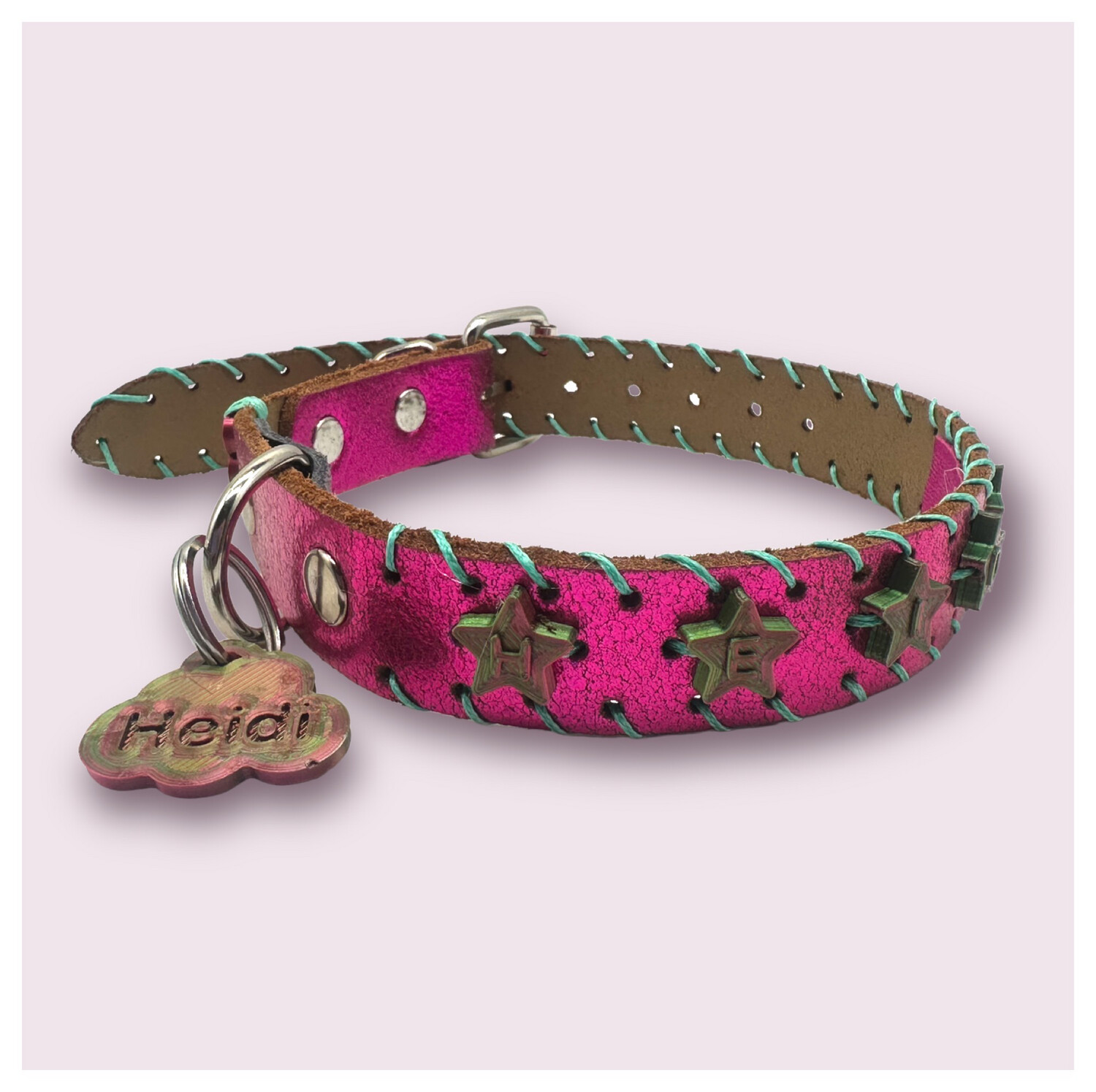 COLLARE in pelle rosa personalizzato con stelle in PLA con scritta “Heidi”bordatura a contrasto in verde.