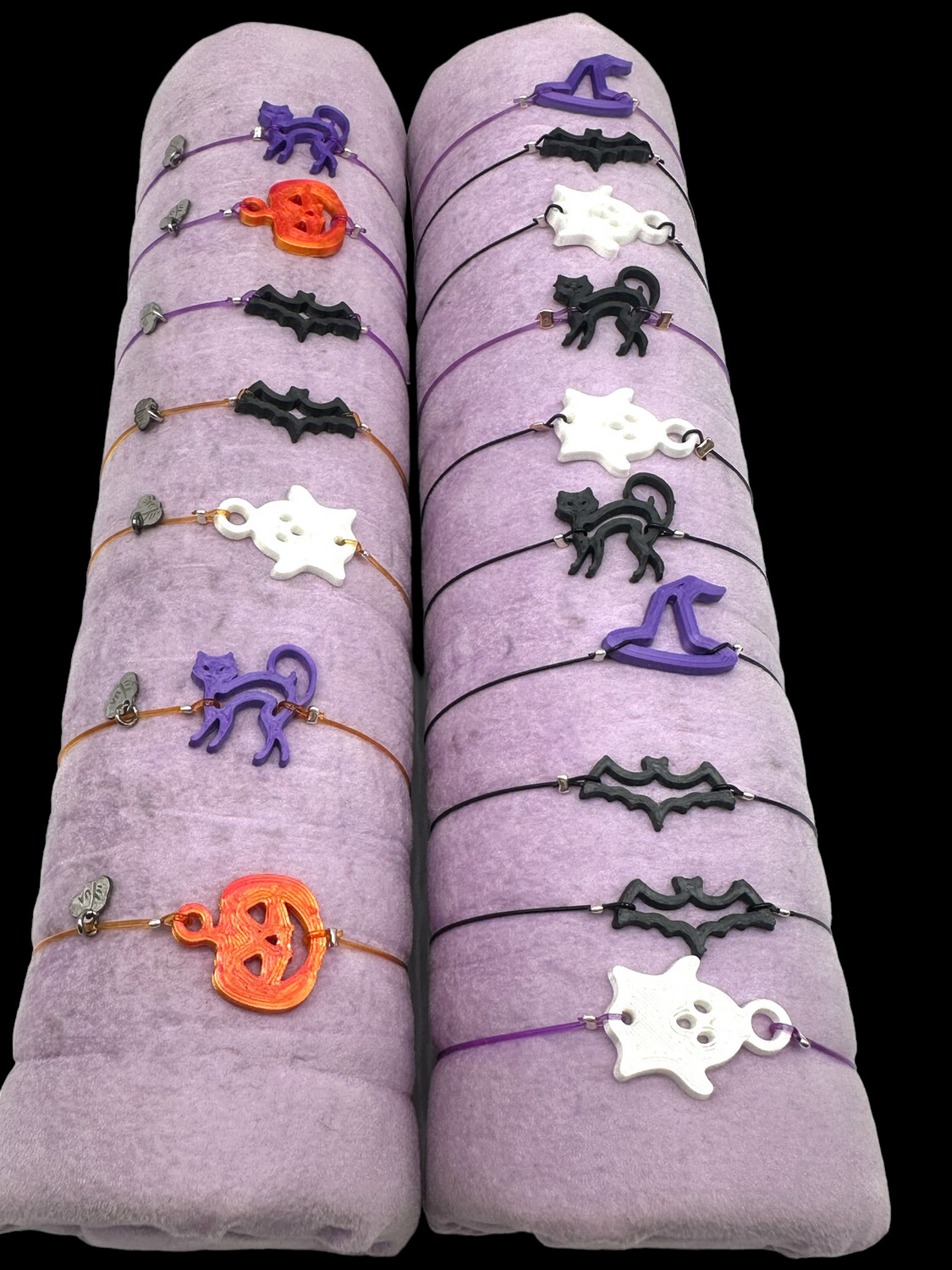 BRACCIALI ELASTICI con elastico colorato e charme a forma di zucca, pipistrello, cappello, fantasmino e gatto nero in PLA nei colori viola, arancio, bianco e nero, finiture in argento. BRACCIALI ELASTICI con elastico colorato e charme a forma di zucca, pipistrello, cappello, fantasmino e gatto nero in PLA nei colori viola, arancio, bianco e nero, finiture in argento.