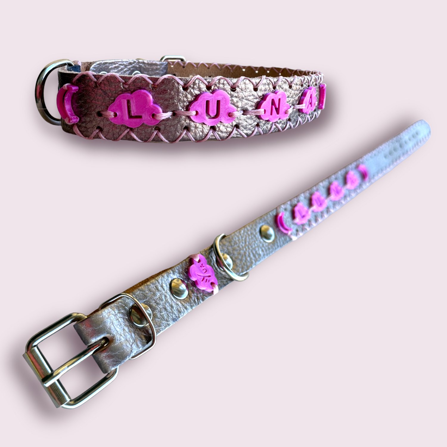 COLLARE in pelle oro personalizzato con charme a forma di nuvola che compone la scritta Luna con due charme a forma di luna laterali in PLA rosa