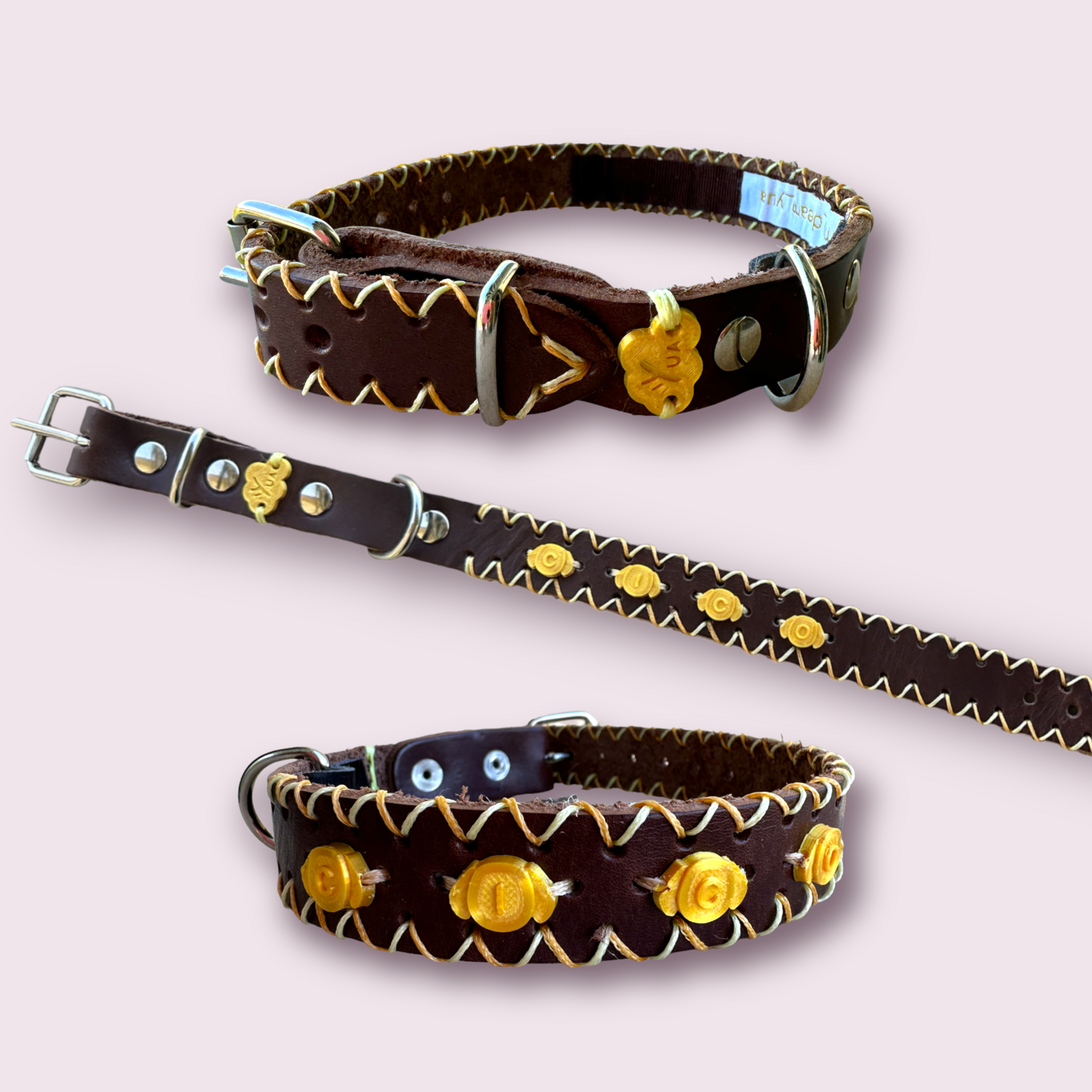 COLLARE in pelle marrone con charme a forma di cane che compone il nome CICO in PLA color oro