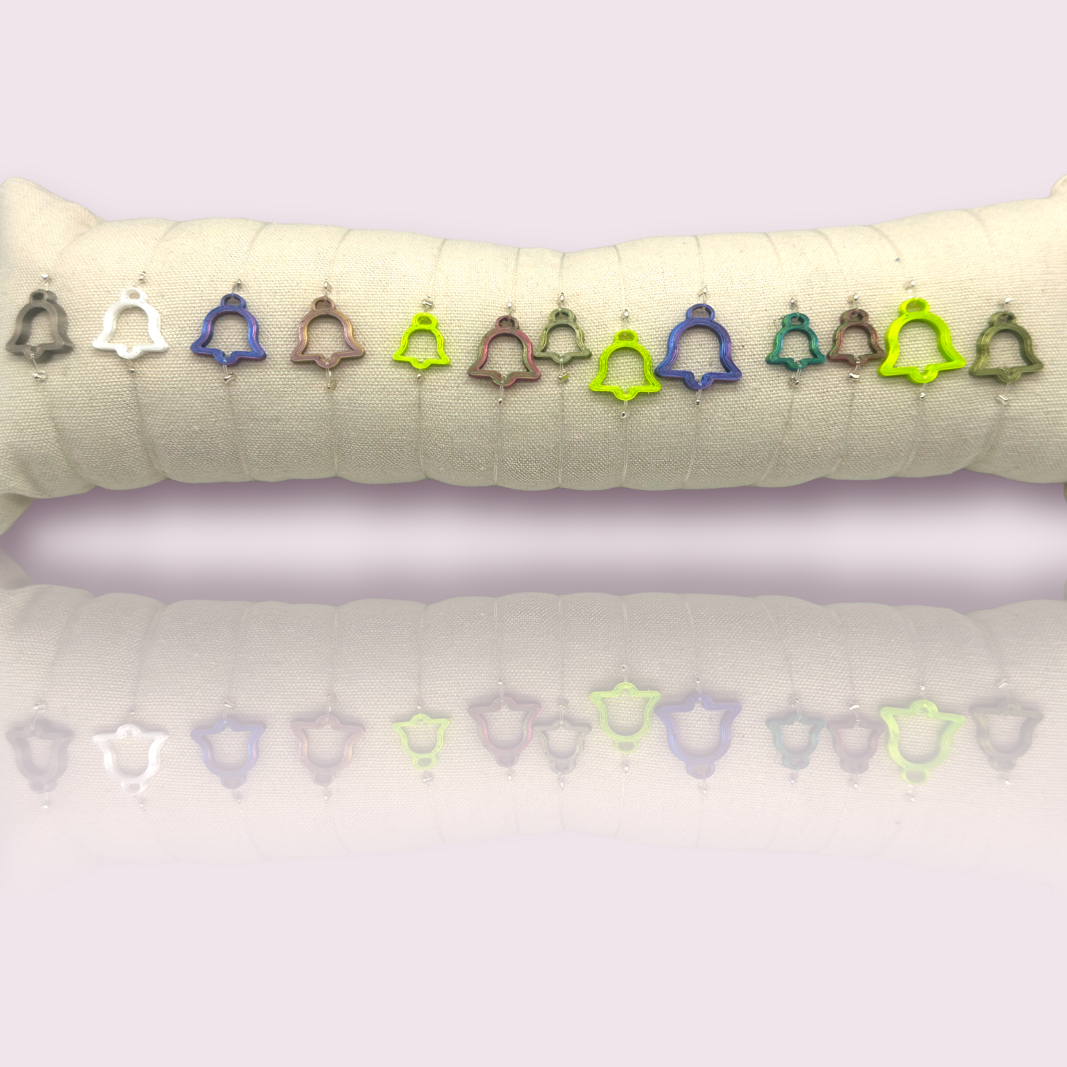 BRACCIALI elastici con filo trasparente e charme colorati a forma di campanelle in PLA rifinito in argento