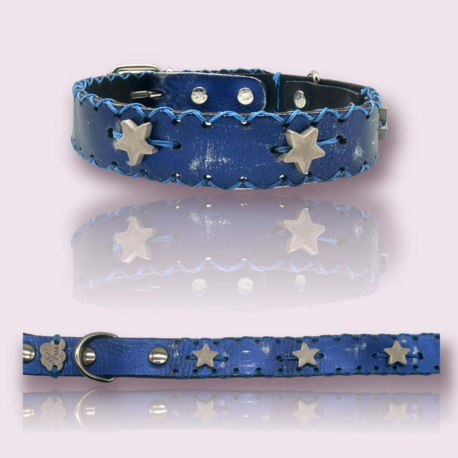 COLLARE in pelle blu laminata con charme in PLA color argento e bordatura blu